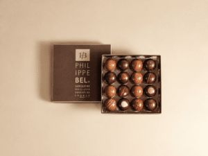 Assortiment de 16 boules au cœur de caramel aux pulpes de fruits au chocolat noir et lait.