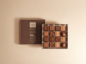 Assortiment de 16 pralinés au chocolat noir et lait sans alcool.