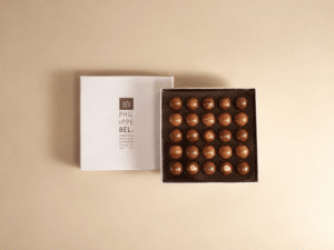 Assortiment de 25 boules au cœur de caramel aux pulpes de fruits au chocolat noir et lait.