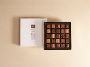 Assortiment de 25 pralinés au chocolat noir et lait sans alcool.
