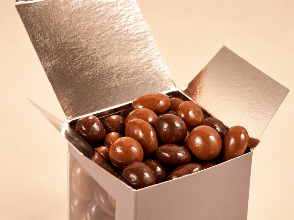Amandes et noisettes caramélisées, enrobées de chocolat noir et lait.
