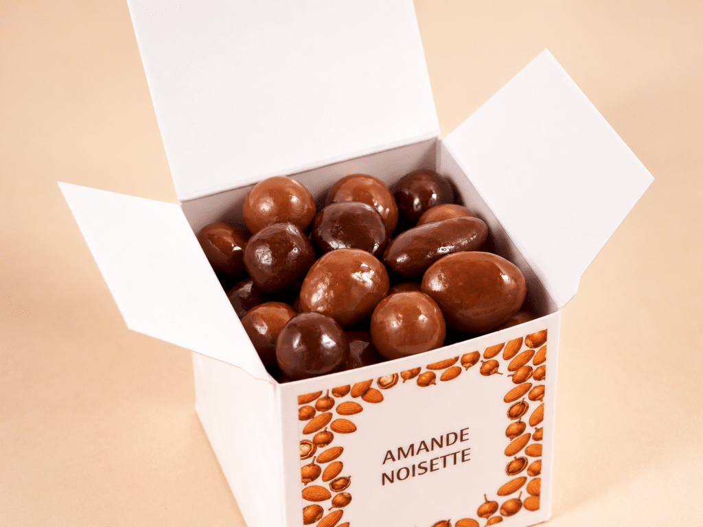 Amandes et noisettes caramélisées, enrobées de chocolat noir et lait.