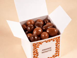 Amandes et noisettes caramélisées, enrobées de chocolat noir et lait.
