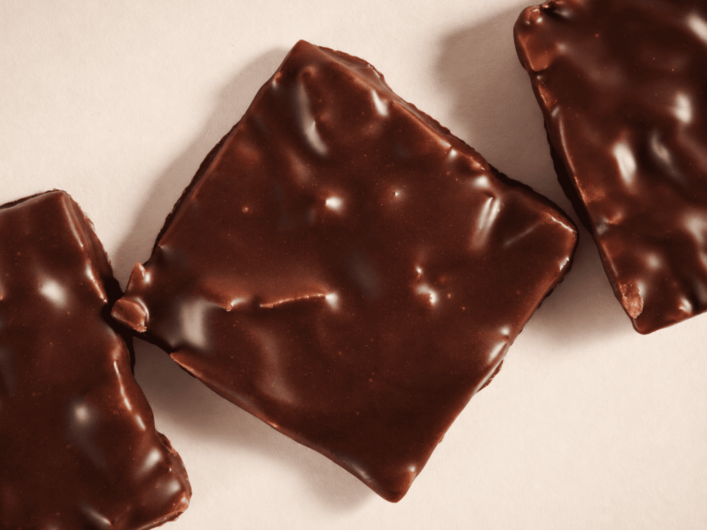 Amande effilée et caramélisée, orange confite et miel enrobé de chocolat noir  - 160g