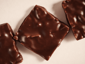 Amande effilée et caramélisée, orange confite et miel enrobé de chocolat noir  - 160g