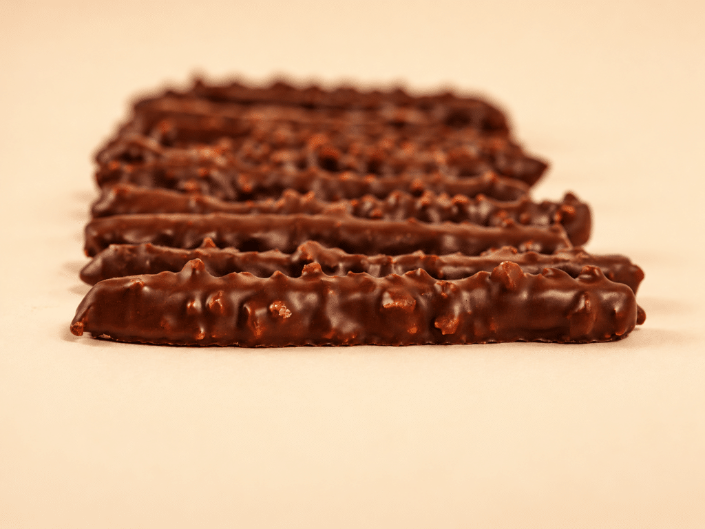Ecorce d'orange confite maison enrobé chocolat noir avec éclats d'amandes - 150g