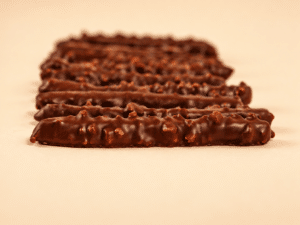 Ecorce d'orange confite maison enrobé chocolat noir avec éclats d'amandes - 150g