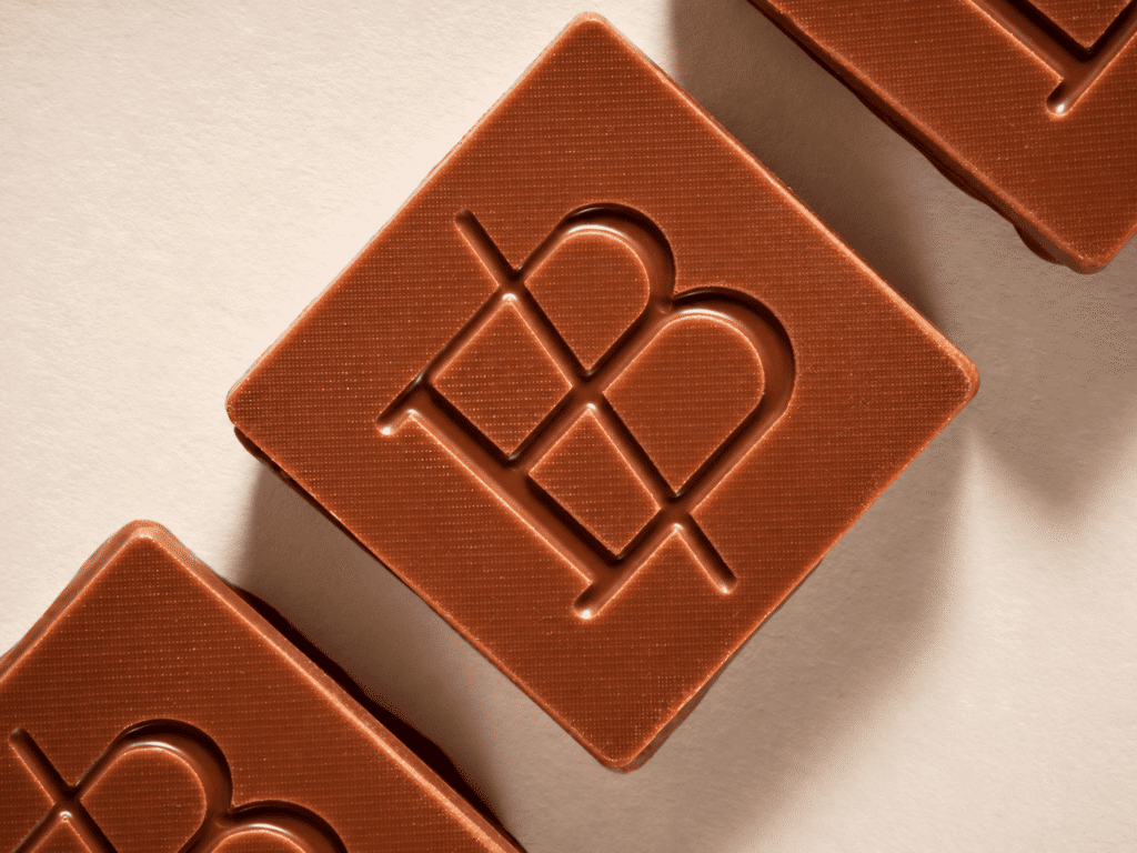 Biscuit sablé enrobé chocolat au lait recouvert d'un carré de chocolat au lait - 190g